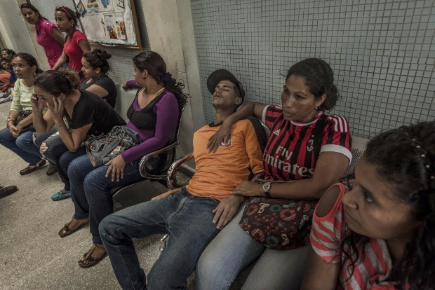Mulher espera atendimento mdico para o filho, que tem malria, em Ciudad Guayana, na Venezuela