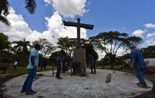 Operrios instalam a Cruz da Reconciliao, em Villavicencio, que ser abenoada por Francisco