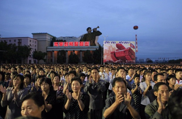 Civis e militares norte-coreanos comemoram o sexto teste nuclear do pas com festa em Pyongyang