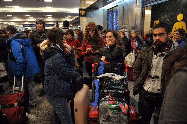 Passageiros esperam no Aeroparque Jorge Newbery, em Buenos Aires, fim da paralisao de aerovirios