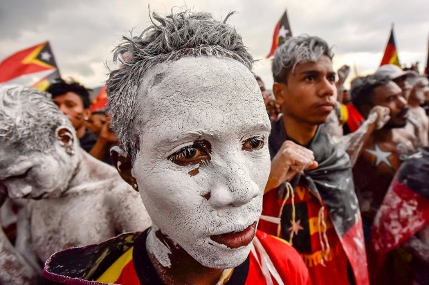 Militante de partido de Timor-Leste participa de comcio antes da eleio parlamentar no pas, em julho