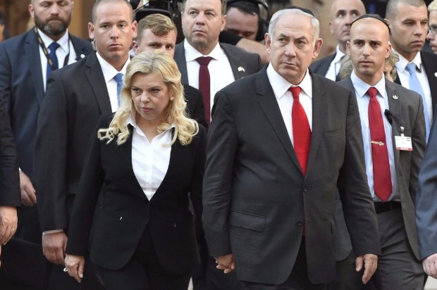 O primeiro-ministro de Israel, Binyamin Netanyahu, e sua mulher, Sara, visitam sinagoga em Budapeste