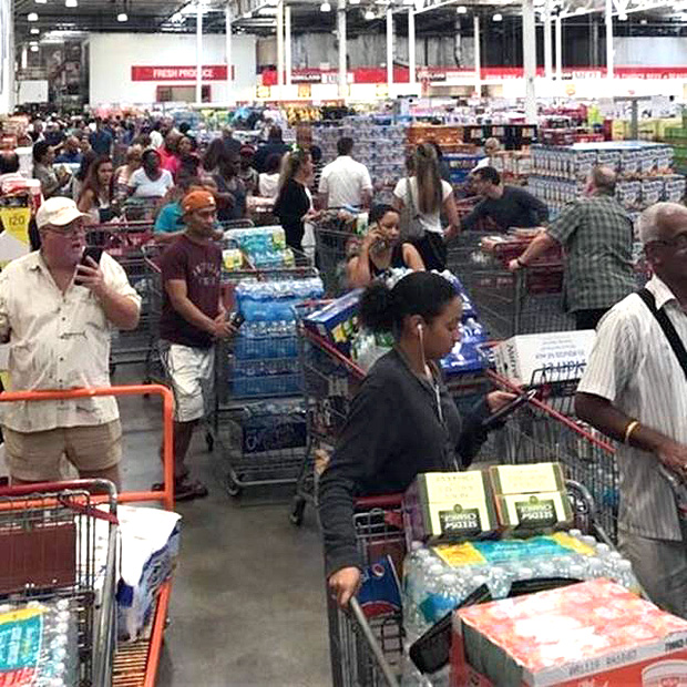 Nos supermercados, longas filas, carrinho cheios e produtos esgotados na preparao para a chegada do Irma