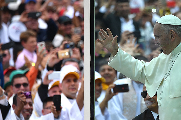 O Papa Francis acena do Popemobile em Medelln, Colmbia, em 9 de setembro de 2017. O Papa Francis visita a cidade colombiana de Medelln, ex-fortaleza do baro da droga, Pablo Escobar, no quarto dia de uma turn papal para promover a paz.