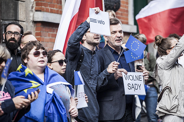Um manifestante possui um sinal que diz "Wolne Sady" ("tribunais gratuitos"). Em oposio s reformas judiciais na Polnia, as pessoas protestam em 23 de julho de 2017 em Bruxelas.