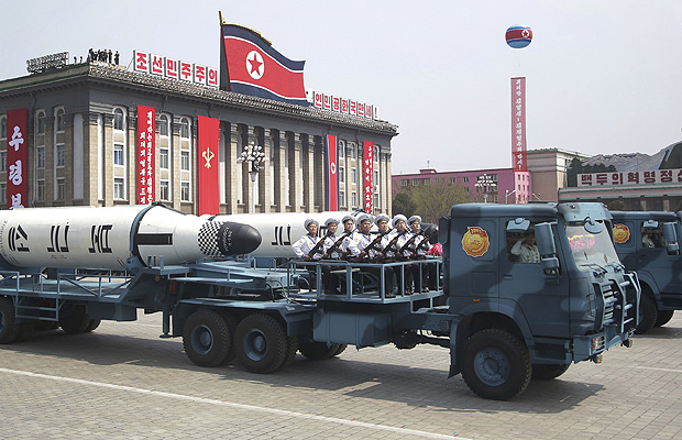 Msseis so exibidos em desfile militar pelo aniversrio de Kim Il-sung, em Pyongyang. 