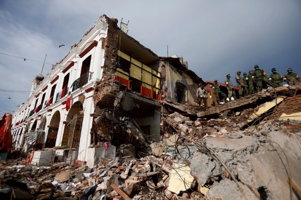 Soldados removem escombros de casa em Juchitn, Oaxaca, destruda pelo tremor que atingiu o Mxico