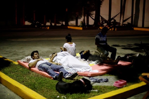 Moradores de Juchitn, no Mxico, se preparam para dormir fora de casa devido s rplicas do terremoto