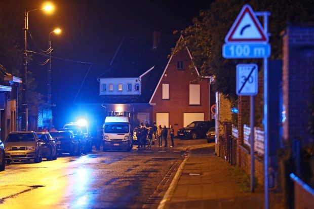 Policiais investigam local onde corpo do prefeito belga de Mouscron, Alfred Gadenne, foi encontrado