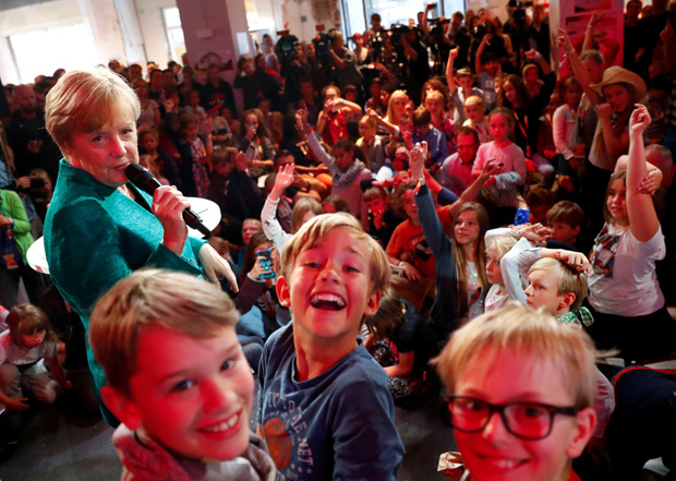 German Chancellor Angela Merkel attends a news conference with children at the Christian Democratic Union party (CDU) party election campaign meeting centre in Berlin, Germany, September 17, 2017. REUTERS/Fabrizio Bensch TPX IMAGES OF THE DAY ORG XMIT: FAB034