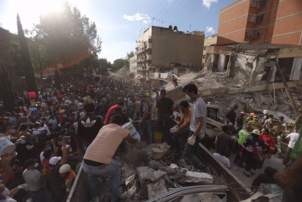 Moradores da Cidade do Mxico trabalham na retirada de escombros de um prdio no bairro de Roma