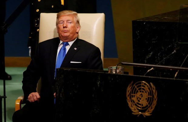 O presidente dos EUA, Donald Trump, volta a seu assento após discurso na Assembleia-Geral da ONU