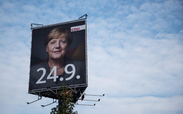 Cartaz de campanha da chanceler alemã, Angela Merkel, na cidade de Wustermark, perto de Berlim