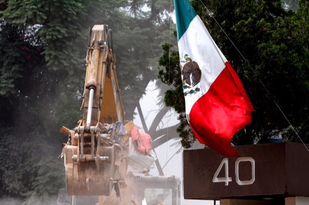 Escavadeira retira escombros nesta quinta de um prdio destrudo pelo terremoto na Cidade do Mxico