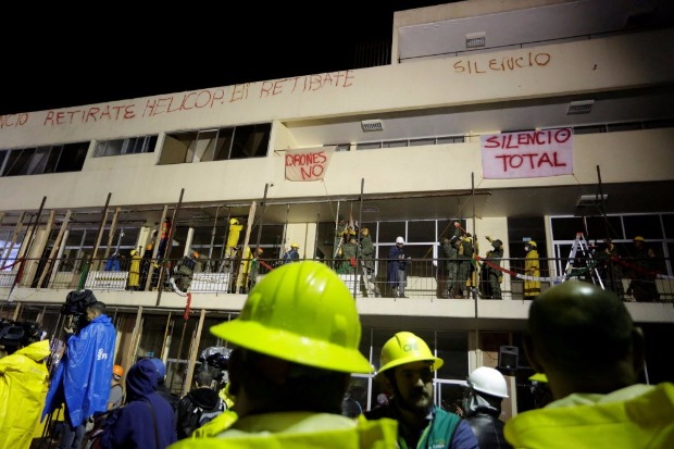 Equipes de resgate pintaram mensagens de silncio em prdio anexo ao colgio Enrique Rebsamn