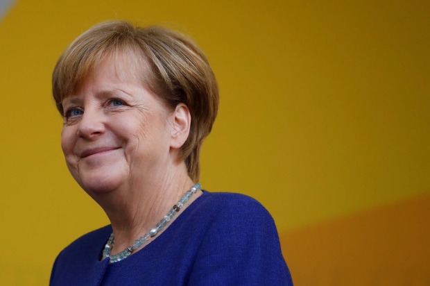 A chanceler alem, Angela Merkel, deixa palco aps discurso em comcio em Fritzlar, regio central