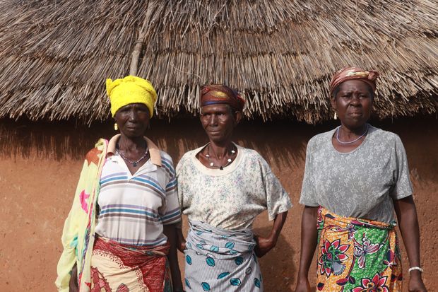 Moradoras do campo de Gambaga, que acolhe mulheres acusadas de bruxaria em Gana 