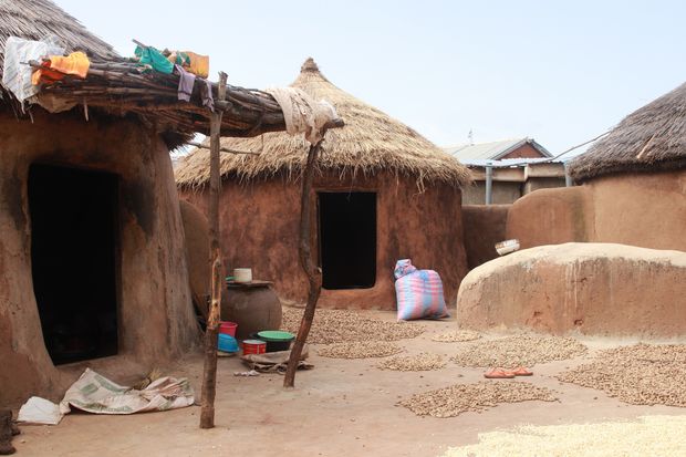 Mulheres acusadas de "bruxaria" vivem em pequenas 'aldeias circulares, construo comum no norte de Gana