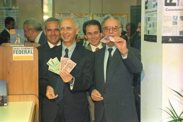 Rubens Ricupero posa ao lado do então presidente Itamar Franco com as novas notas do real, em 1994