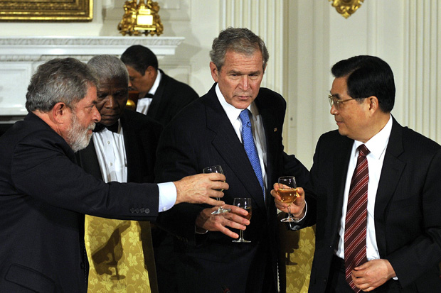 ORG XMIT: 112501_0.tif Os presidentes Lula, George W. Bush e o chinês Hu Jintao, que se sentaram lado a lado durante jantar do G20 na Casa Branca. US President George W. Bush (C) toasts Brazilian President Luiz Inacio Lula da Silva (L) and Chinese President Hu Jintao (R) during a dinner for leaders attending the G20 Summit on Financial Markets November 14, 2008 at the White House in Washington, DC. Leaders of the Group of 20 richest economies and emerging economic heavyweights are meeting in Washington to craft a joint strategy to deal with the rapidly spreading global financial crisis. AFP PHOTO/Jim WATSON 