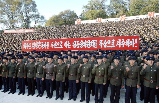 Estudantes norte-coreanos participam de ato contra os EUA organizado pelo regime em Pyongyang