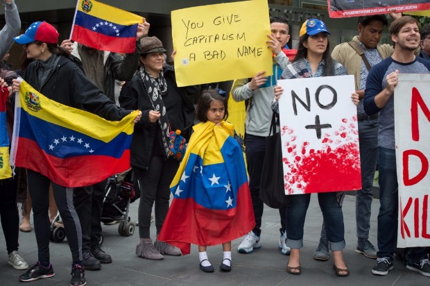 Venezuelanos protestam contra Goldman Sachs em Nova York por comprar títulos da dívida em maio