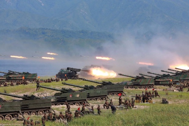 Foto da agência de notícias KCNA mostra exercício de mísseis do Exército norte-coreano em agosto
