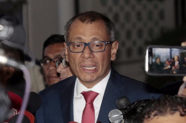O vice-presidente do Equador, Jorge Glas, é entrevistado ao deixar a Corte Nacional de Justiça na terça