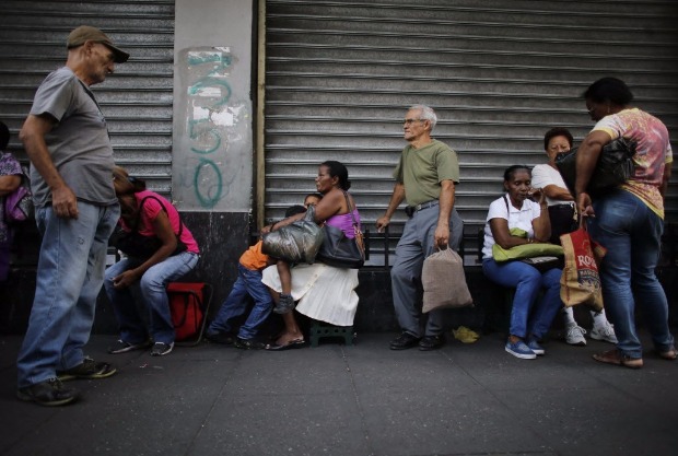 Moradores fazem fila em frente a supermercado de Caracas  espera de produtos subsidiados