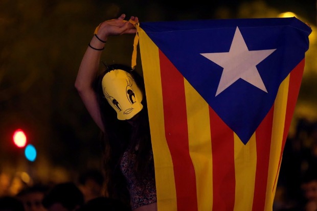Estudante com mscara protesta a favor da consulta sobre a independncia da Catalunha em Barcelona