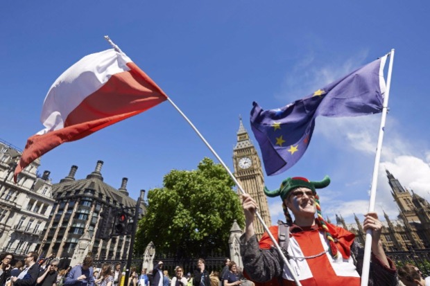 Mulher ergue bandeiras da Polnia e da Unio Europeia em protesto contra o 'brexit' em Londres