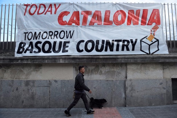Cartaz de separatistas em Bilbao diz: "Catalunha hoje, Pas Basco amanh", em aluso a plebiscito