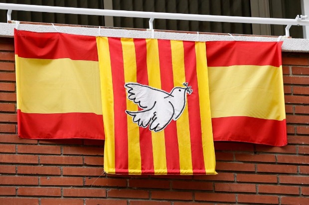 Bandeira catal  colocada sobre espanhola com uma pomba branca da paz em varanda de Barcelona