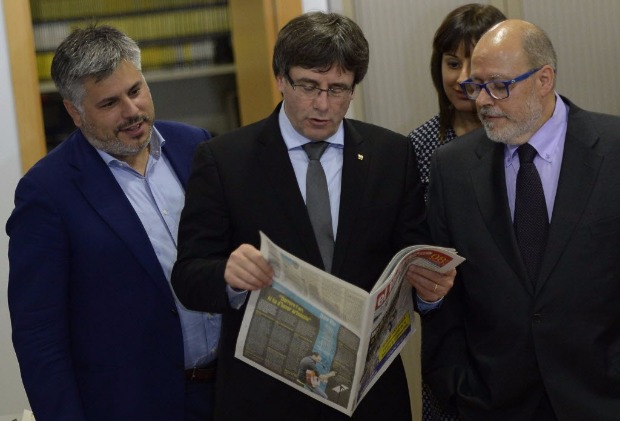 O premi catalo, Carles Puigdemont (centro), l o jornal "El Vallenc" ao visitar a sede da publicao