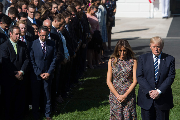 US President Donald Trump and First Lady Melania Trump, participate in a moment of silence on the South Lawn of the White House in Washington, DC, October 2, 2017, for the victims of the shooting yesterday in Las Vegas, Nevada. / AFP PHOTO / SAUL LOEB ORG XMIT: SAL012