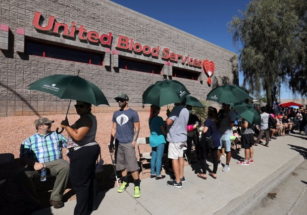 Centenas de pessoas formam fila para doar sangue s vtimas do ataque a tiros em Las Vegas