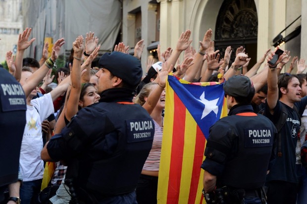 Manifestantes pr-independncia fazem protesto em frente  sede da Polcia Nacional em Barcelona
