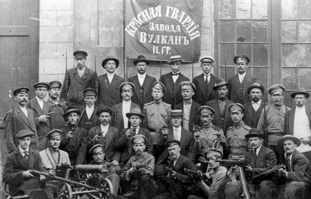 Soldados do Exrcito Vermelho em frente  fbrica Vulkan, em Petrogrado