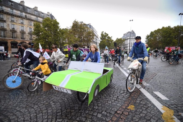 Ciclistas no Dia Sem Carro em Paris, que quer deixar de usar carros com combustveis fsseis at 2040 de mentira no Dia Sem Carro em Paris; cidade quer acabar com carros