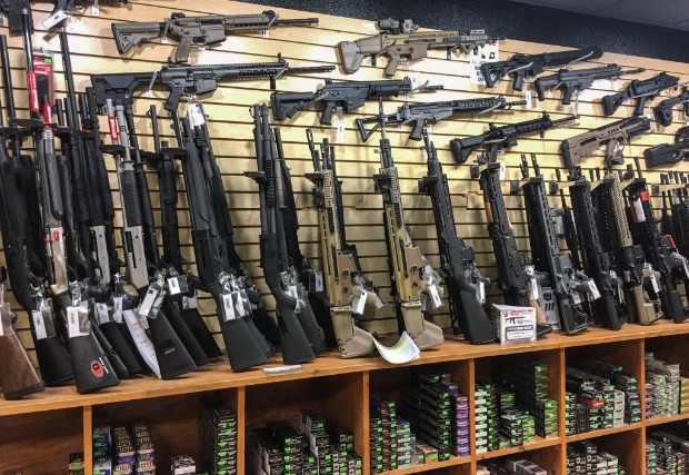 Fuzis semiautomticos so vistos  venda em loja de Las Vegas, onde venda de armas do tipo  liberada