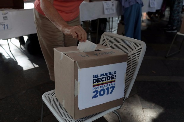 Mulher vota nas primrias da oposio para as eleies regionais da Venezuela, em 10 de setembro