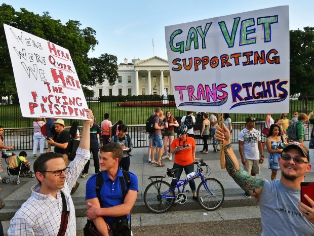 Manifestantes protestam contra proibio de transgneros nas Foras Armadas americanas em julho