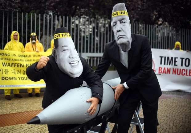 Ativistas usam mscaras de Donald Trump e Kim Jong-un para protestar contra armas nucleares