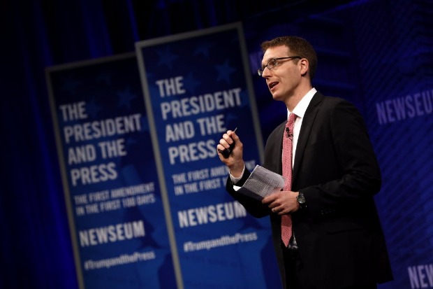 O reprter do "Washington Post" David Fahrenthold discursa em evento em Washington em abril
