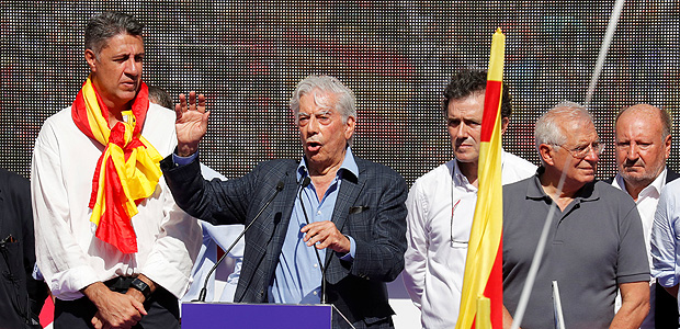 O escritor Mario Vargas Llosa discursa em Barcelona, durante manifestao contra a independncia da Catalunha