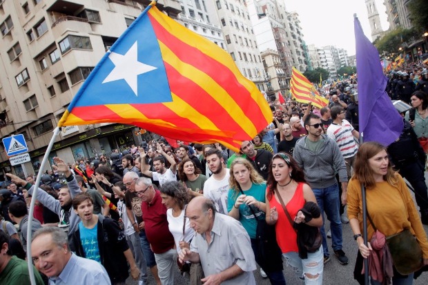 Manifestante tremula bandeira separatista da Catalunha em ato pr-independncia em Barcelona