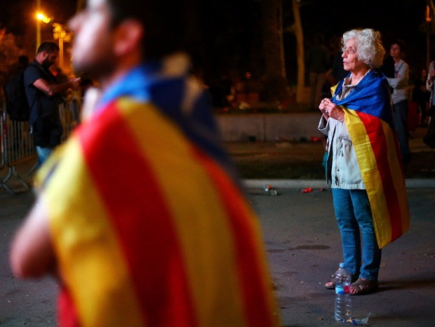 Manifestantes pr-independncia assistem  declarao do presidente catalo, Carles Puigdemont