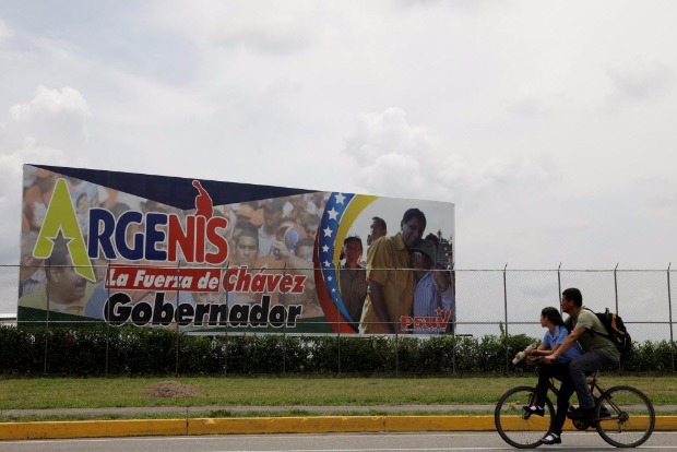 Cartaz de Argenis Chvez, irmo do ex-presidente Hugo Chvez, que tenta se reeleger em Barinas