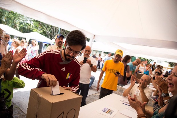 O deputado Miguel Pizarro  aplaudido ao votar nas primrias da oposio venezuelana, em setembro 