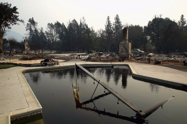 Casa fica destruda por fogo de incndios florestais que atingem a regio de Napa, na Califrnia